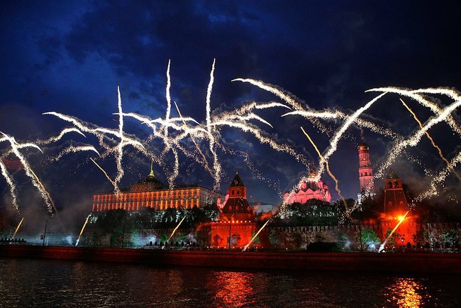 2010_Moscow_Victory_Day_fireworks-1
